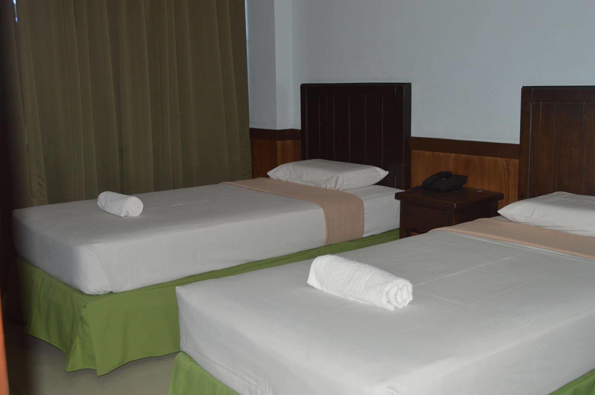 Alu Hotel Davao City Esterno foto